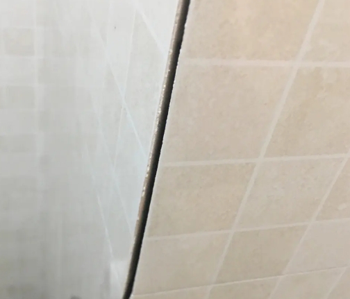东湖瓷砖空鼓维修公司分享阳台瓷砖脱落的修复过程可以分为以下几个步骤