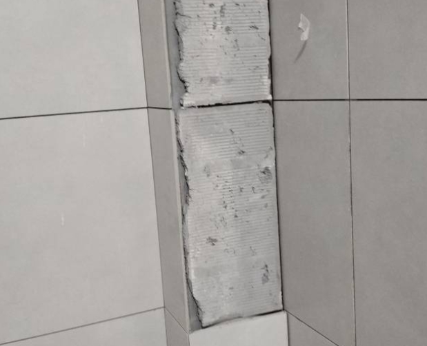 东湖瓷砖空鼓维修公司分享下瓷砖施工前基层浇水润湿程度不足，可能导致以下问题
