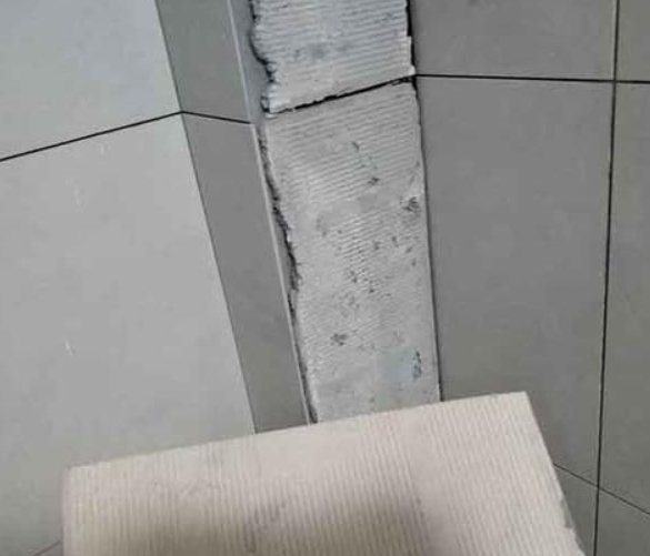 东湖瓷砖空鼓维修公司分享下厨房瓷砖脱落的补救措施。